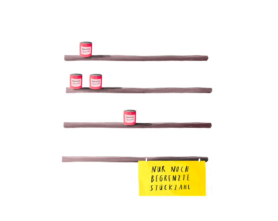 Four shelves with tomato tins, emptier from top to bottom, the last one carrying a yellow sign „Nur noch begrenzte Stückzahl“